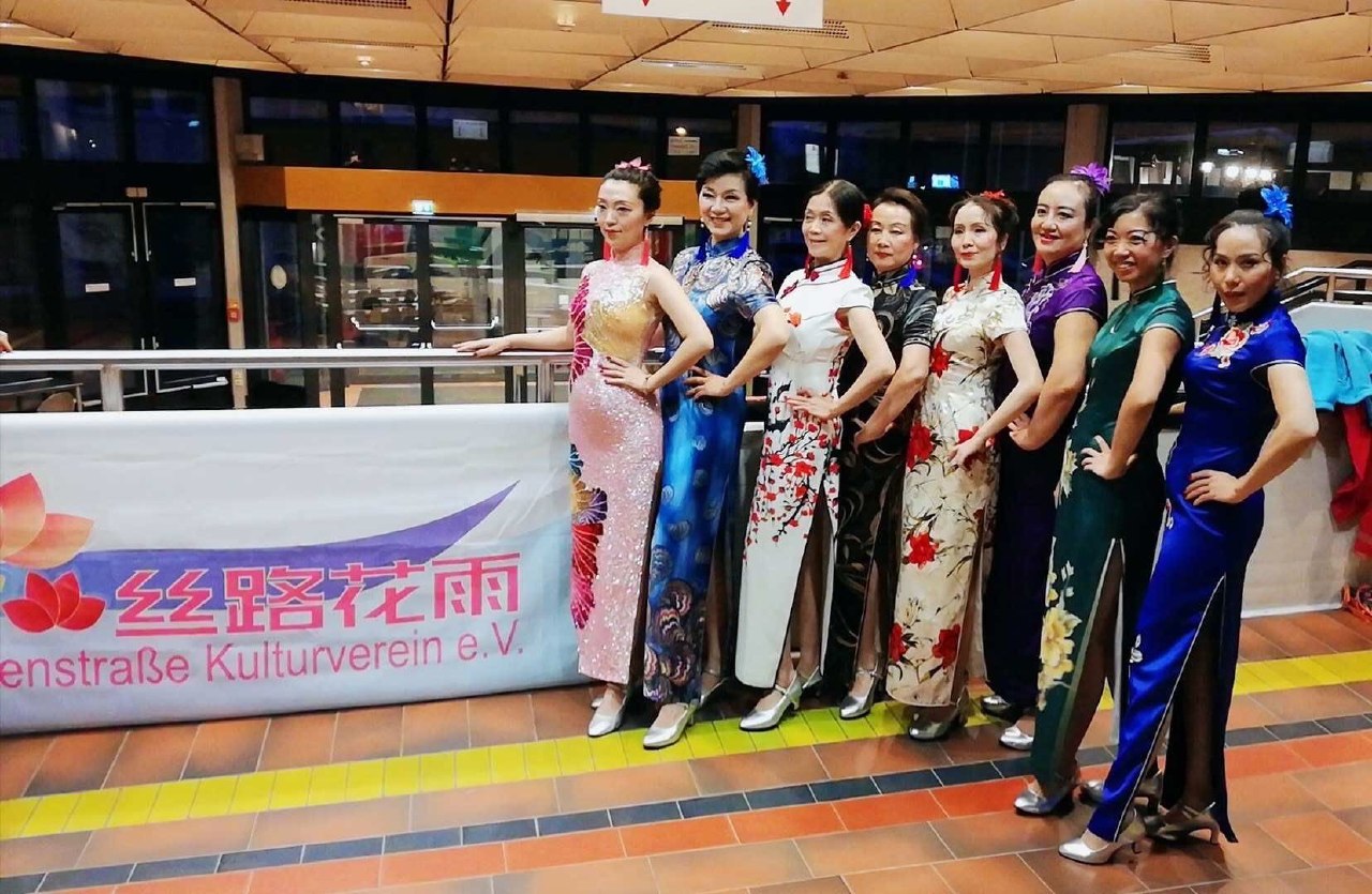 Gruppe im Qipao